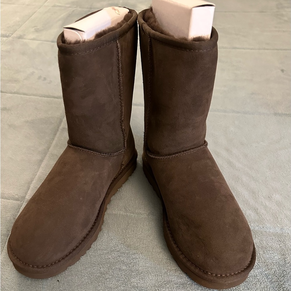 NWOB - Ugg women’s classic short II - chocolate brown (brand new) never worn